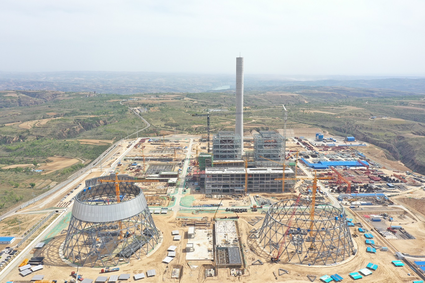 建投準(zhǔn)能1號機組主廠房框架結(jié)構(gòu)順利封頂